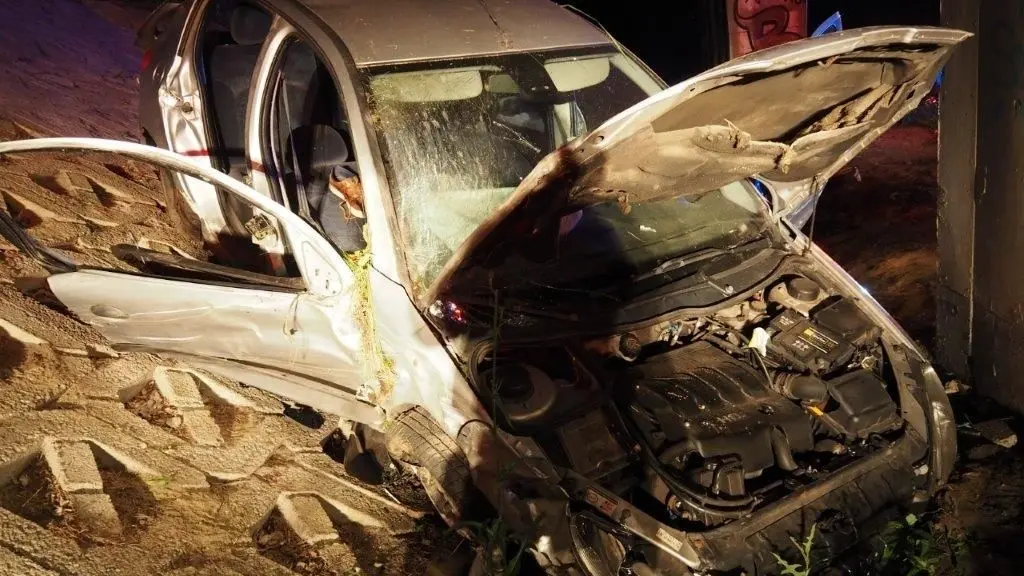 A car full of young people crashed near Nové Bor.  One fighting for his life, the driver takes a breath